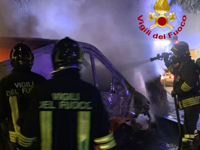 Ancora auto in fiamme nella notte in via Pistoia