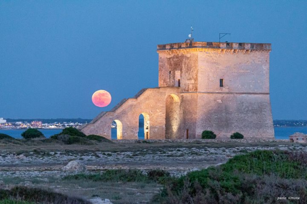 Lo spettacolo della superluna a Torre Lapillo
